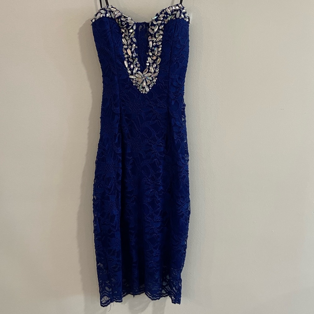 B. Smart lace bodycon dress